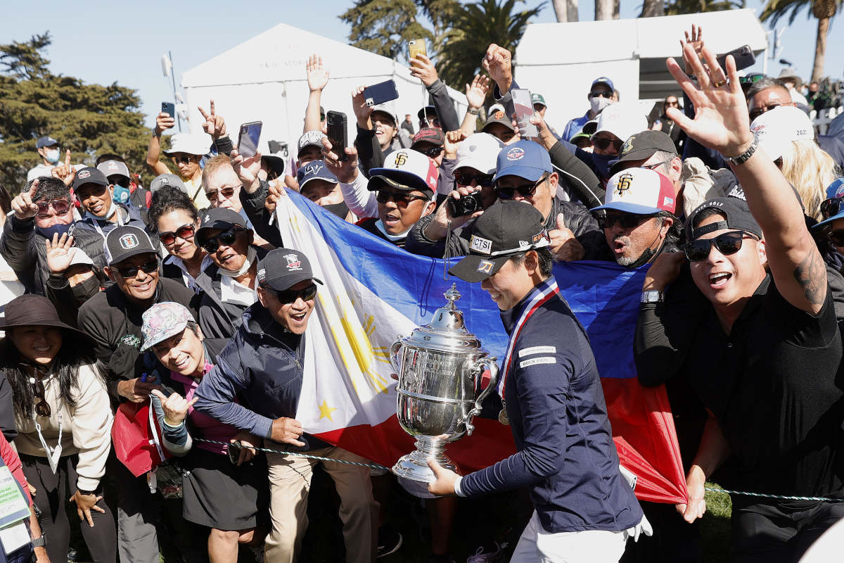 全米女子オープンに優勝し、フィリピン国旗を掲げるギャラリーから祝福を受ける笹生優花　写真：Getty Images