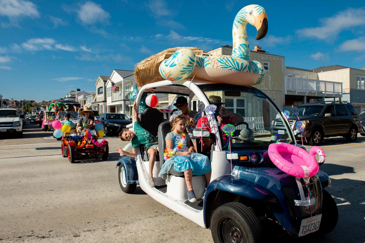 米国のニューポートビーチにあるバルボア島では、60台ものデコレーション仕様のカートパレードが行われる 写真:Getty Images