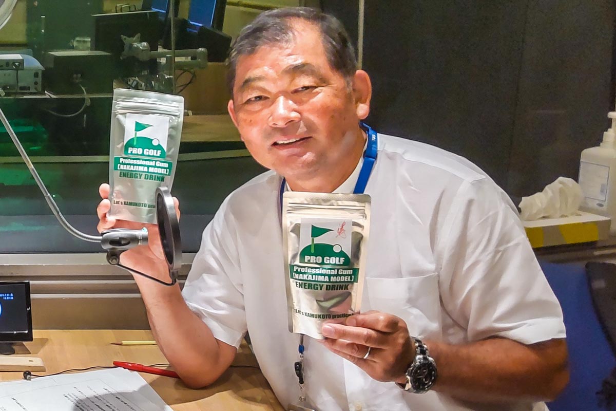 自分仕様の「プロフェッショナルガム」を手にする中嶋常幸