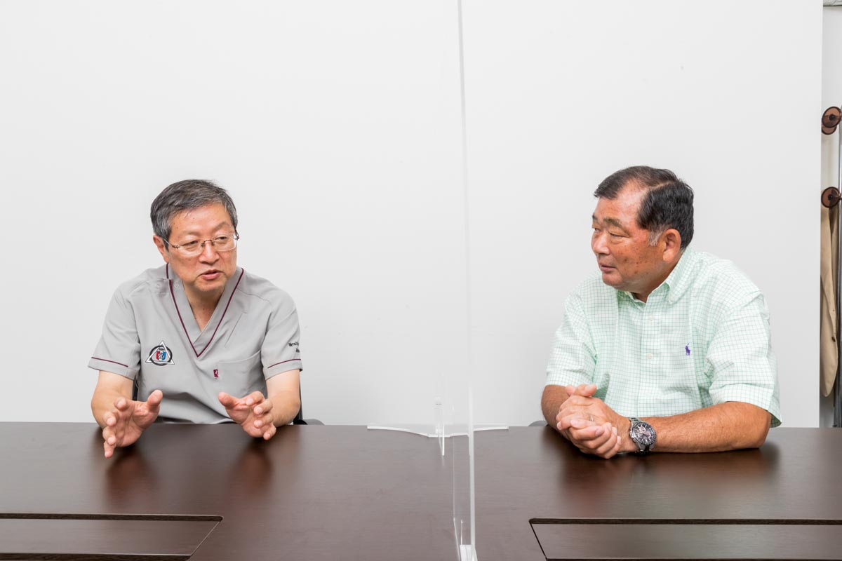 武田教授とガムの効用について話す中嶋常幸