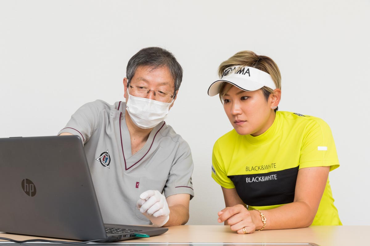 武田教授にレクチャーを受ける成田美寿々