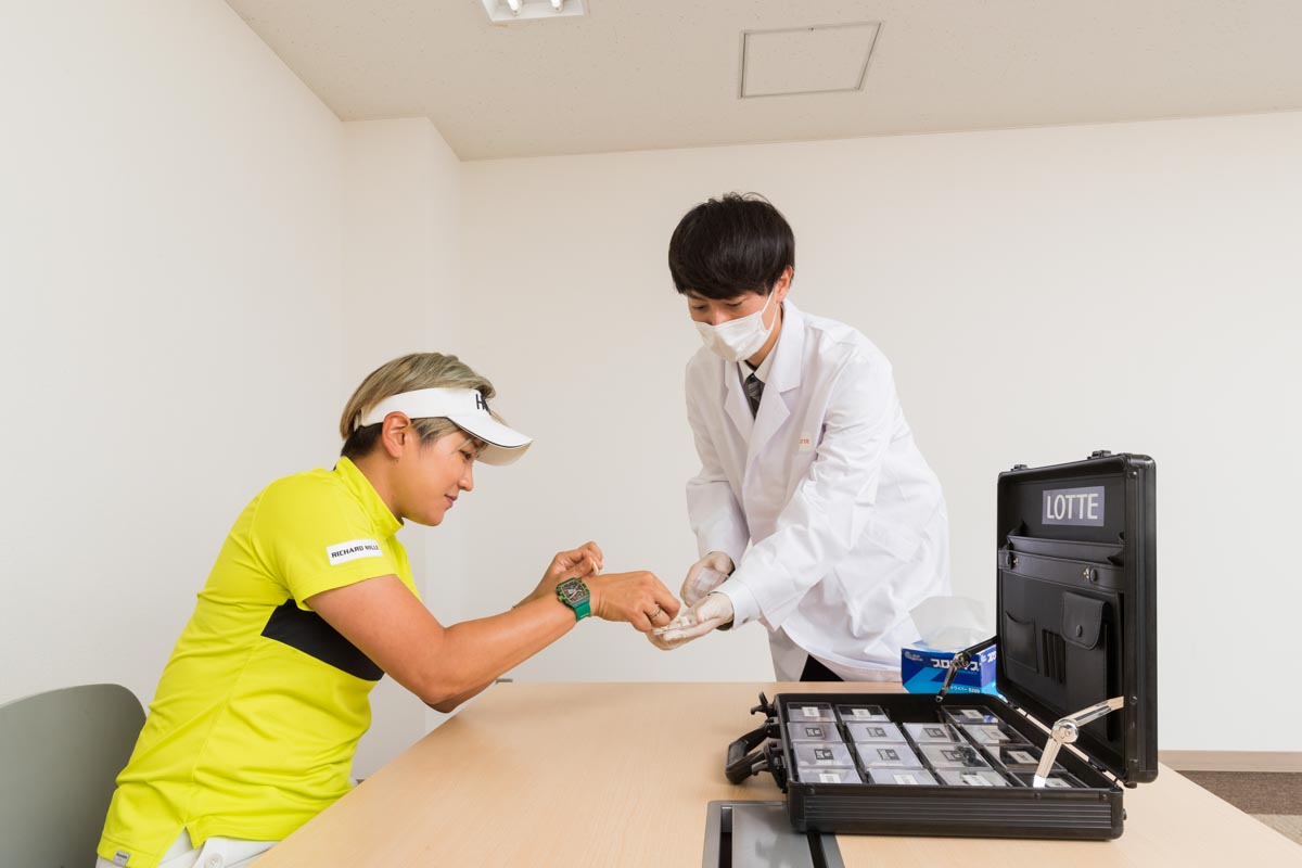 自分に合ったガムをテストする成田美寿々