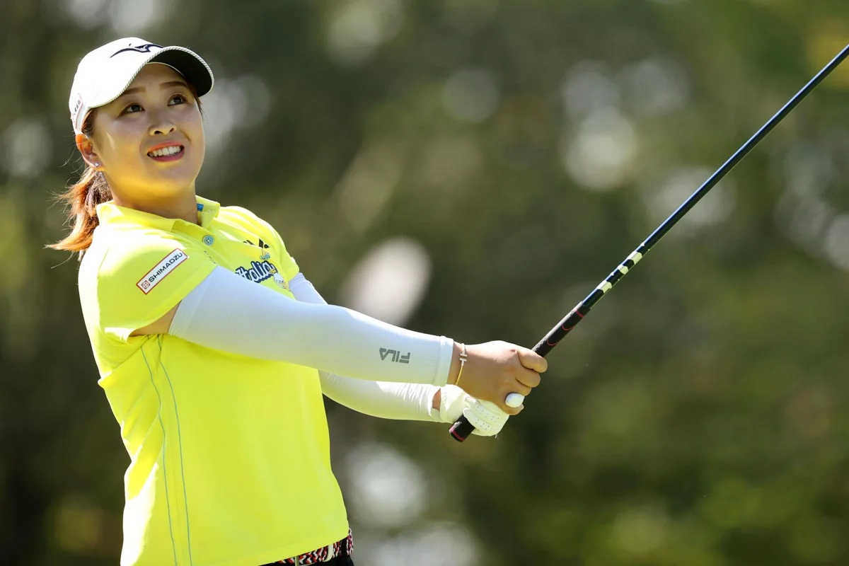 日本女子プロ選手権2位の西郷真央 アドレス前にチラっと空を見上げる