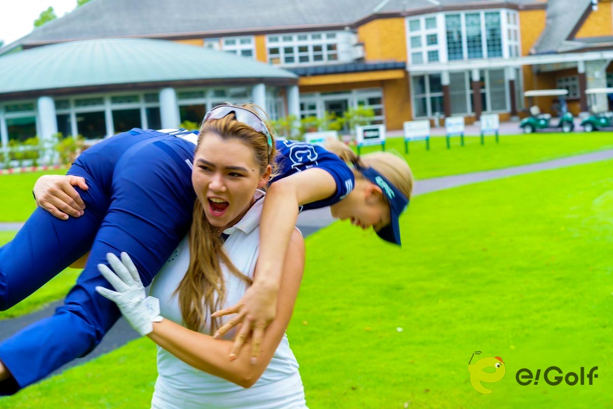 美人ゴルファー・越雲みなみを担ぎ上げる八巻セイラ　写真・石井忍プロ