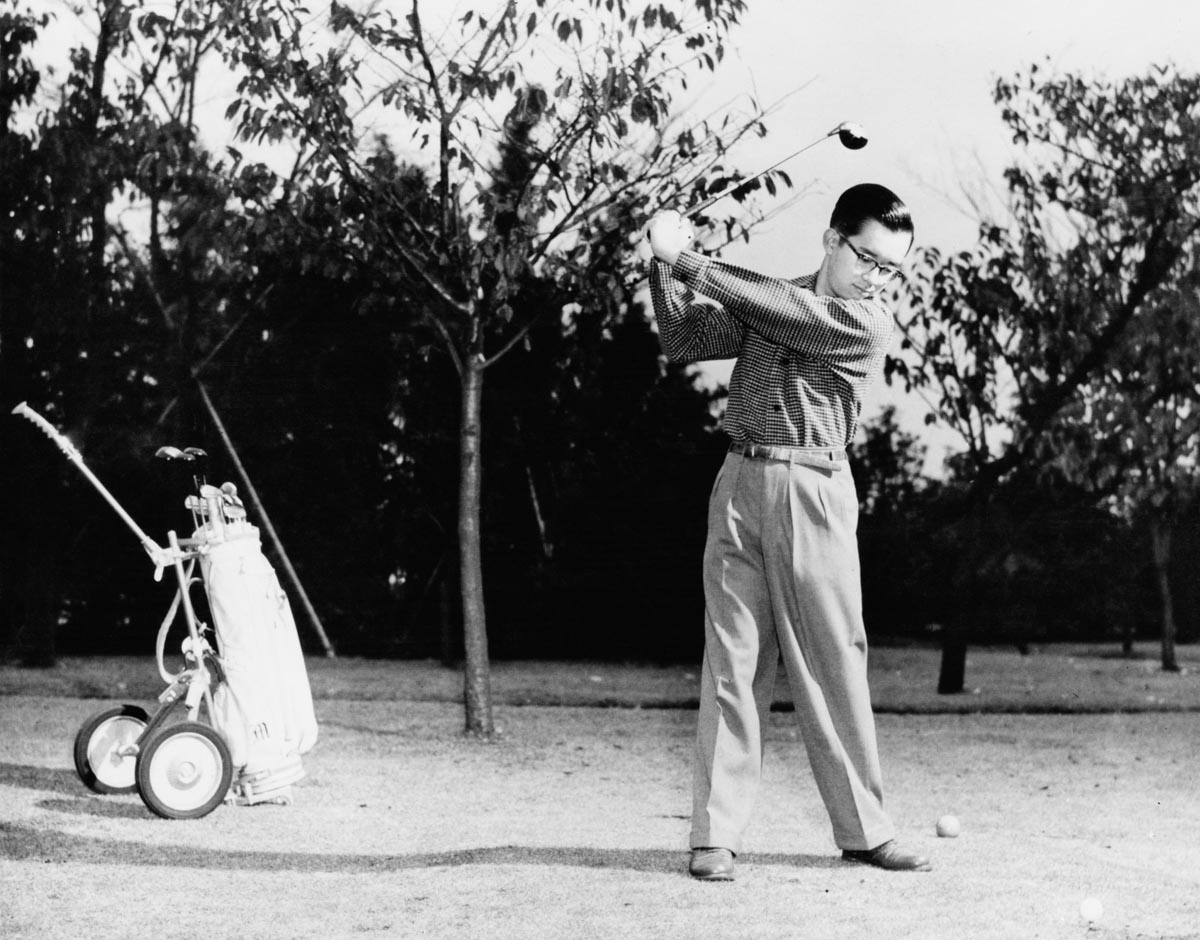 現在の上皇陛下の弟、常陸宮正仁殿下の1960年のスイング写真　写真：Getty Images