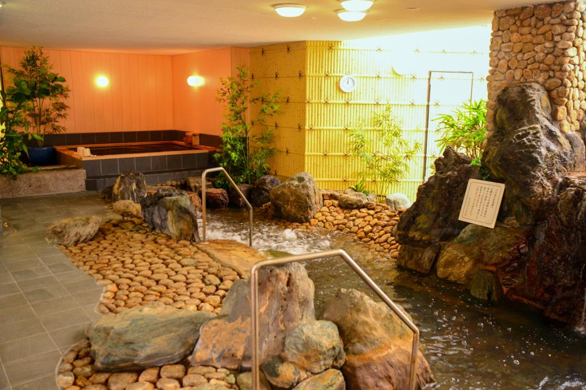 地下1300メートルから湧き出る天然温泉が楽しめる紫塚GCの大浴場（男湯）　写真:ゴルフ場提供