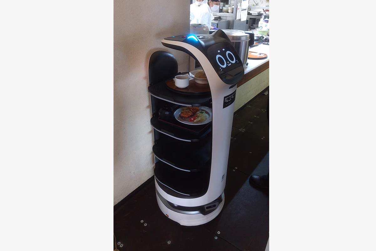 都留CCに導入された配膳ロボット。ウィズコロナのゴルフ場ではスタンダードになるかも