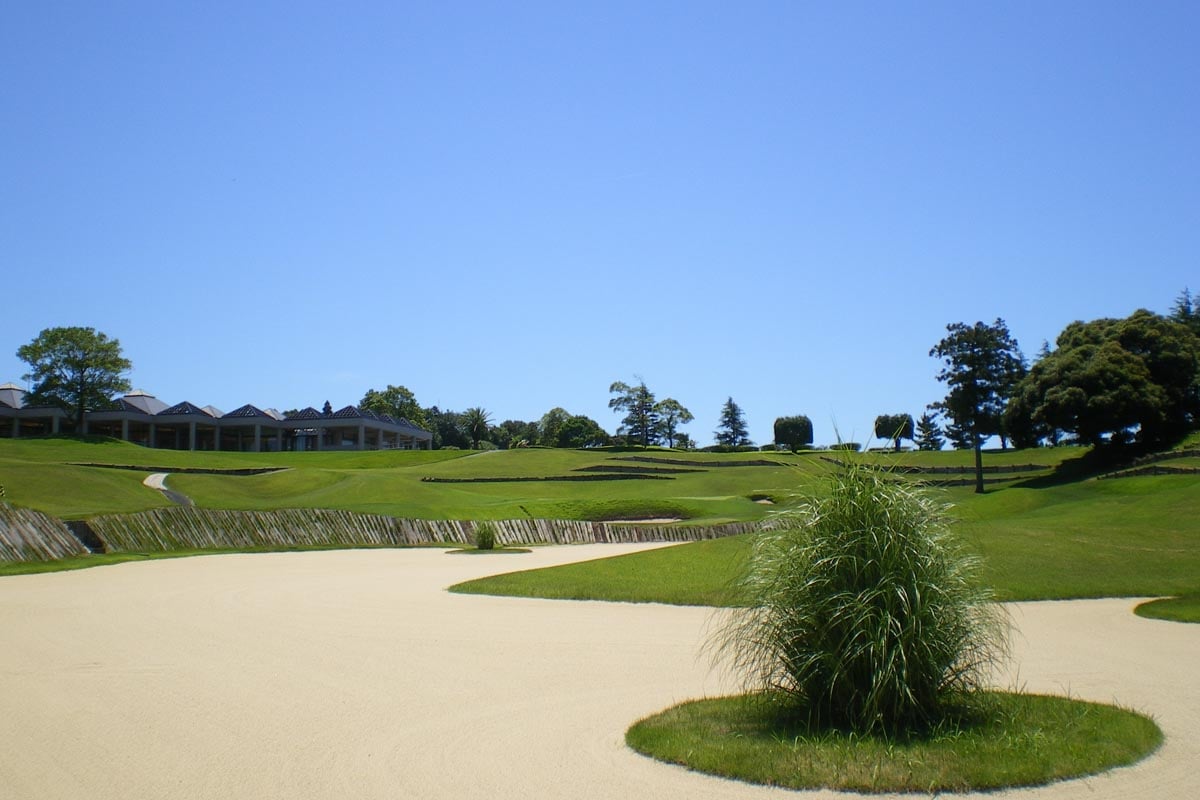 日本庭園を思わせるPGMマリアGLの18番ホールの白砂バンカー 写真:ゴルフ場提供