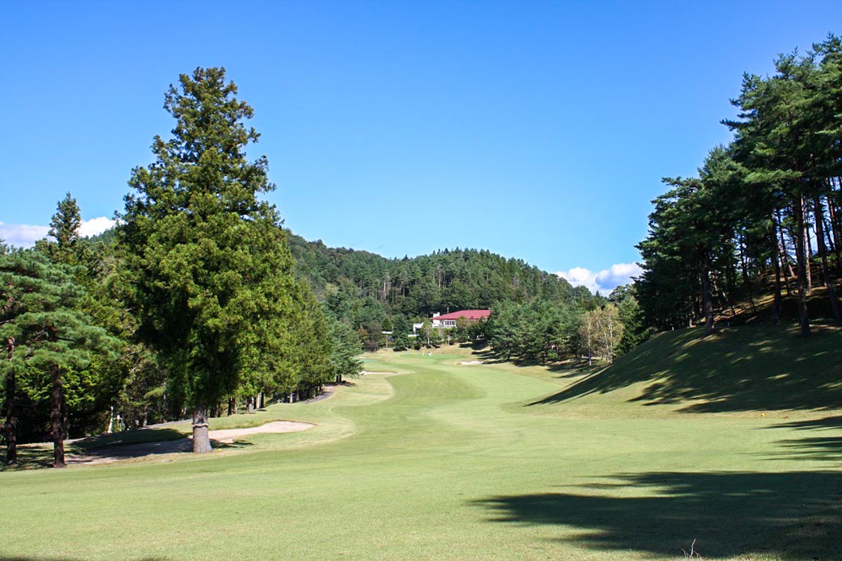 富士桜コース9番。ゆるやかな左ドッグレッグが展開するパー5　写真：ゴルフ場提供