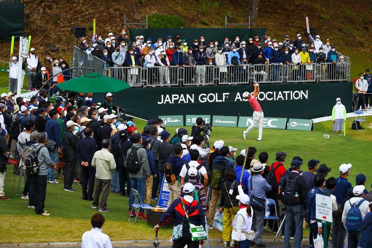 日本オープンのギャラリースタンドにはJGA主催を表す「Japan Golf Association」の文字が入る　写真:JGTOimages