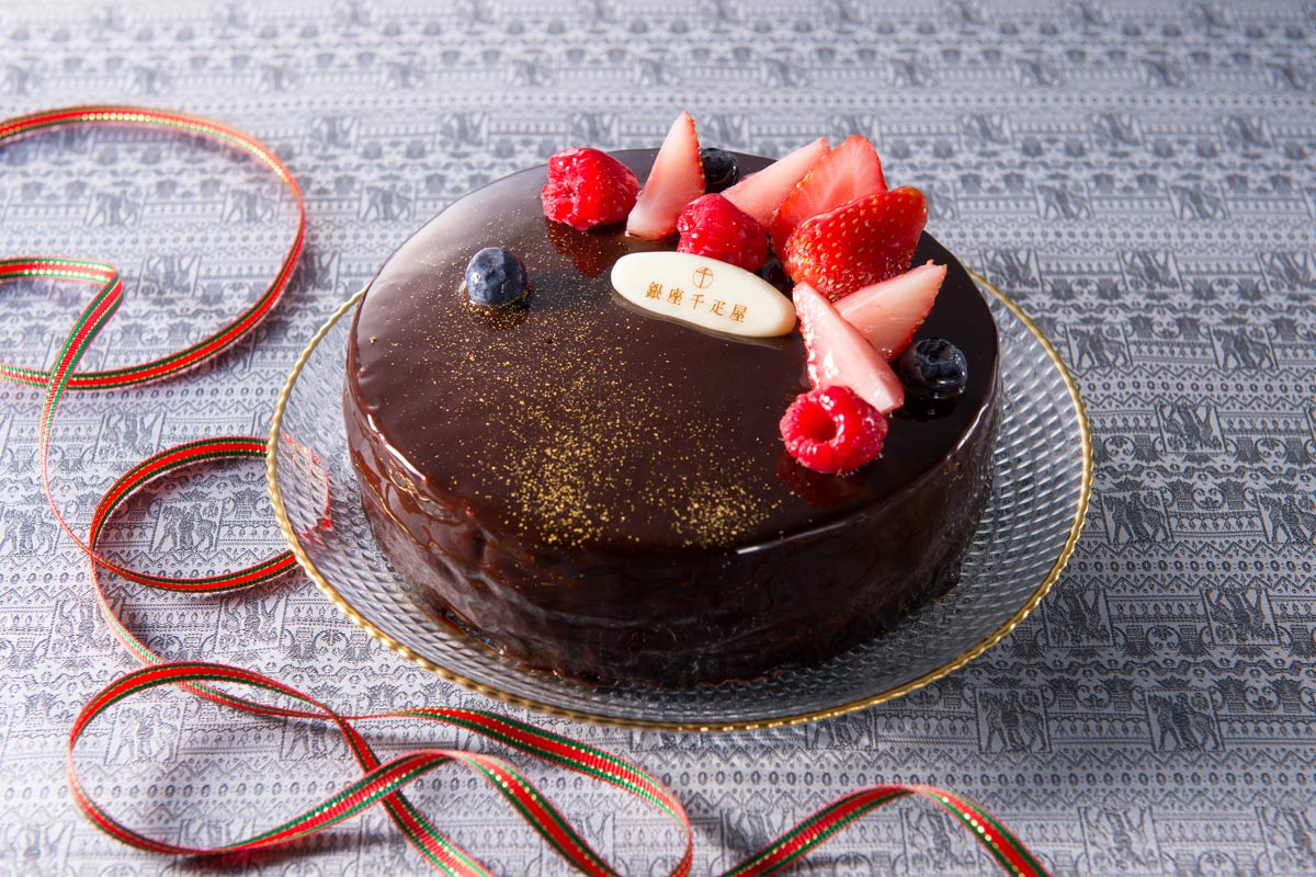 イチゴ、ラズベリー、ブルーベリーが上品にトッピングされた「ベリーのチョコレートケーキ」。5号サイズ 4600円　写真:アコーディア・ゴルフ提供