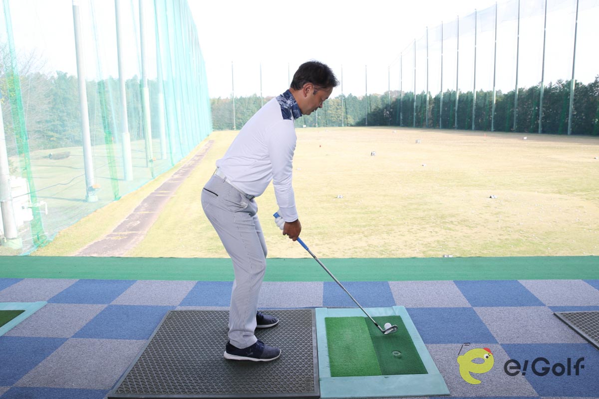 トップの形を作ったら、バックフェースをボールに向けて切り返し。ダウンスイングでもバックフェースをボールに向け続け、そのままボールに当てる