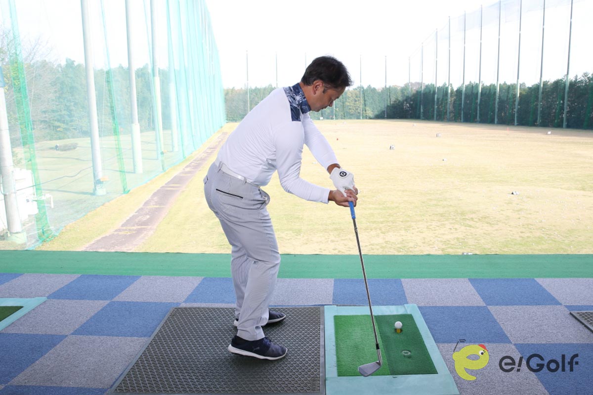 トップの形を作ったら、バックフェースをボールに向けて切り返し。ダウンスイングでもバックフェースをボールに向け続け、そのままボールに当てる