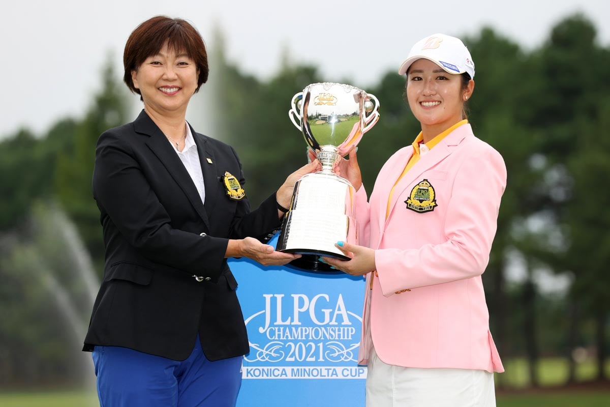 2021日本女子プロゴルフ選手権大会コニカミノルタ杯優勝の稲見萌寧（右）　写真：Getty Images