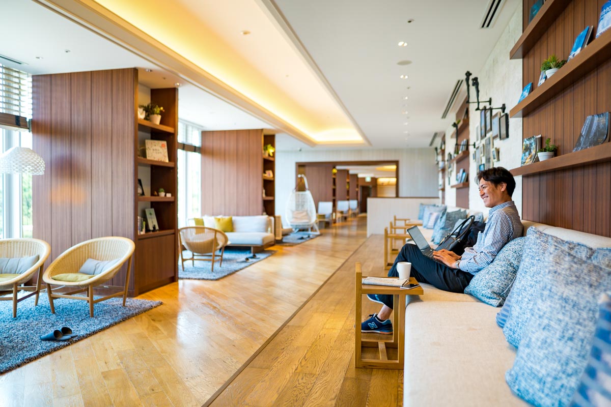 シェラトン・グランデ・オーシャンリゾート宿泊者専用のテラスラウンジ「風待ちテラス」。写真提供:フェニックス・シーガイア・リゾート