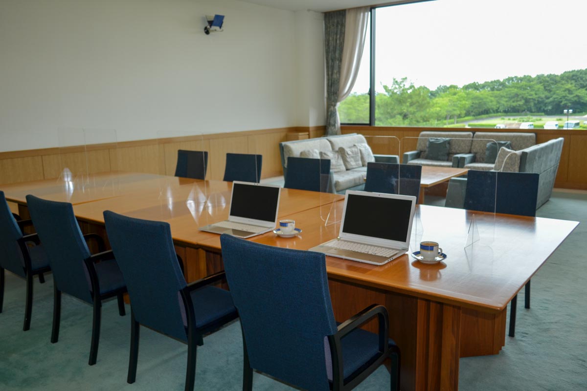 矢吹GCの会議室。仕事のあとは天然温泉のかけ流しが待っている！写真提供:福島県県南地方振興局