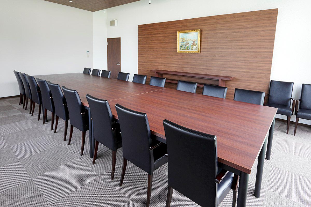 会議室として貸し出し中の、鹿沼CCのコンペルーム。ゴルフ場ならではの贅沢で落ち着いた空間。写真提供:鹿沼CC