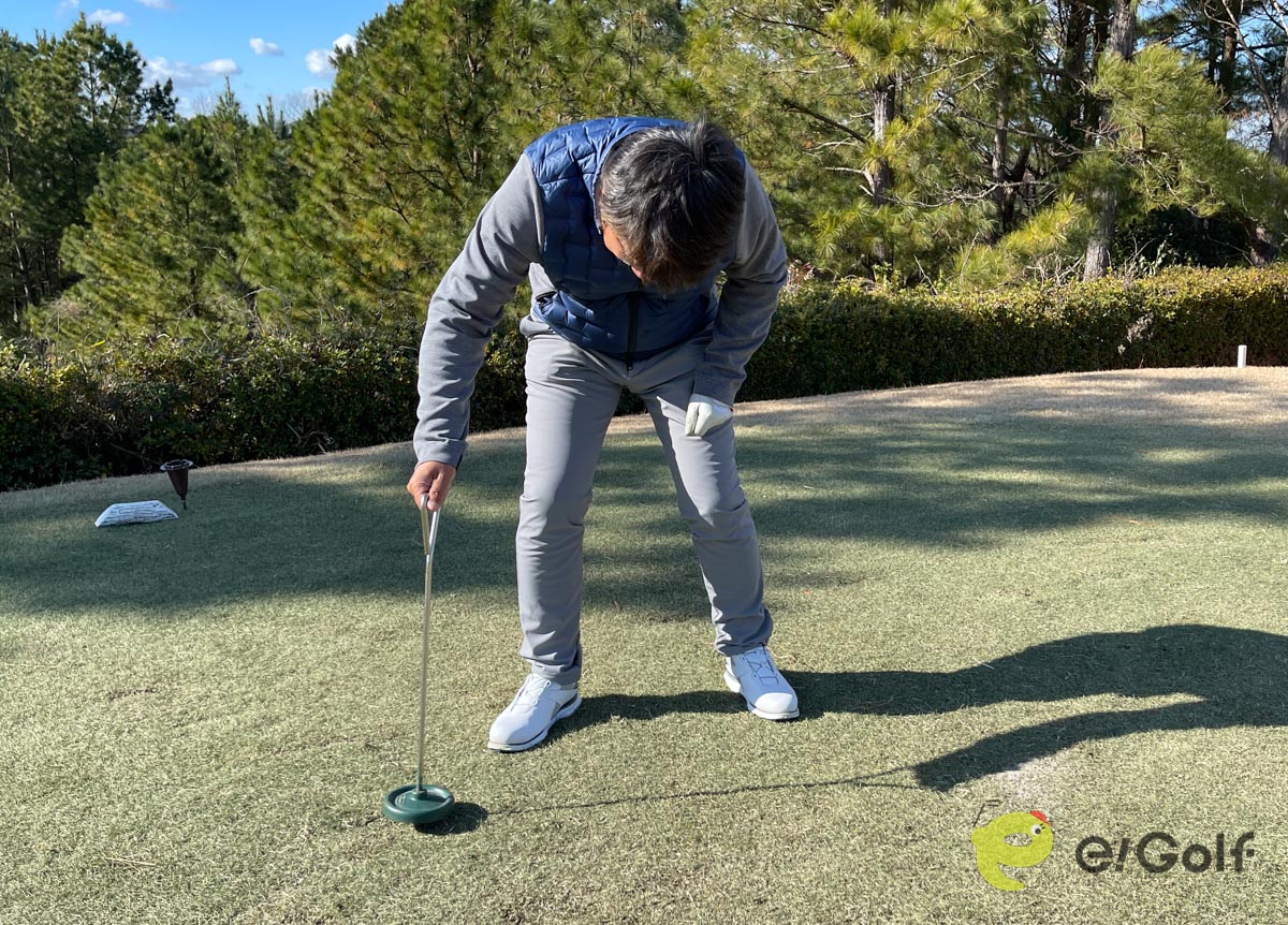 凍ったティーイングエリアではティーを刺すために穴を開けるのも一苦労