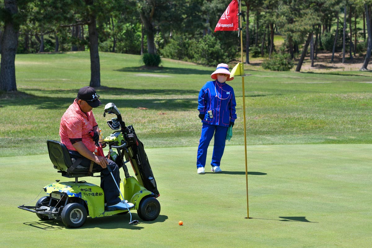 芝に負担の少ないタイヤを使用することでグリーン上もプレーできる　写真：日本障害者ゴルフ協会