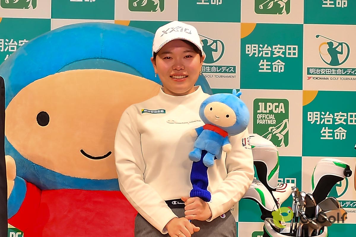 契約先の明治安田生命のキャラクターのヘッドカバーを手にする勝みなみ　写真：山代厚男