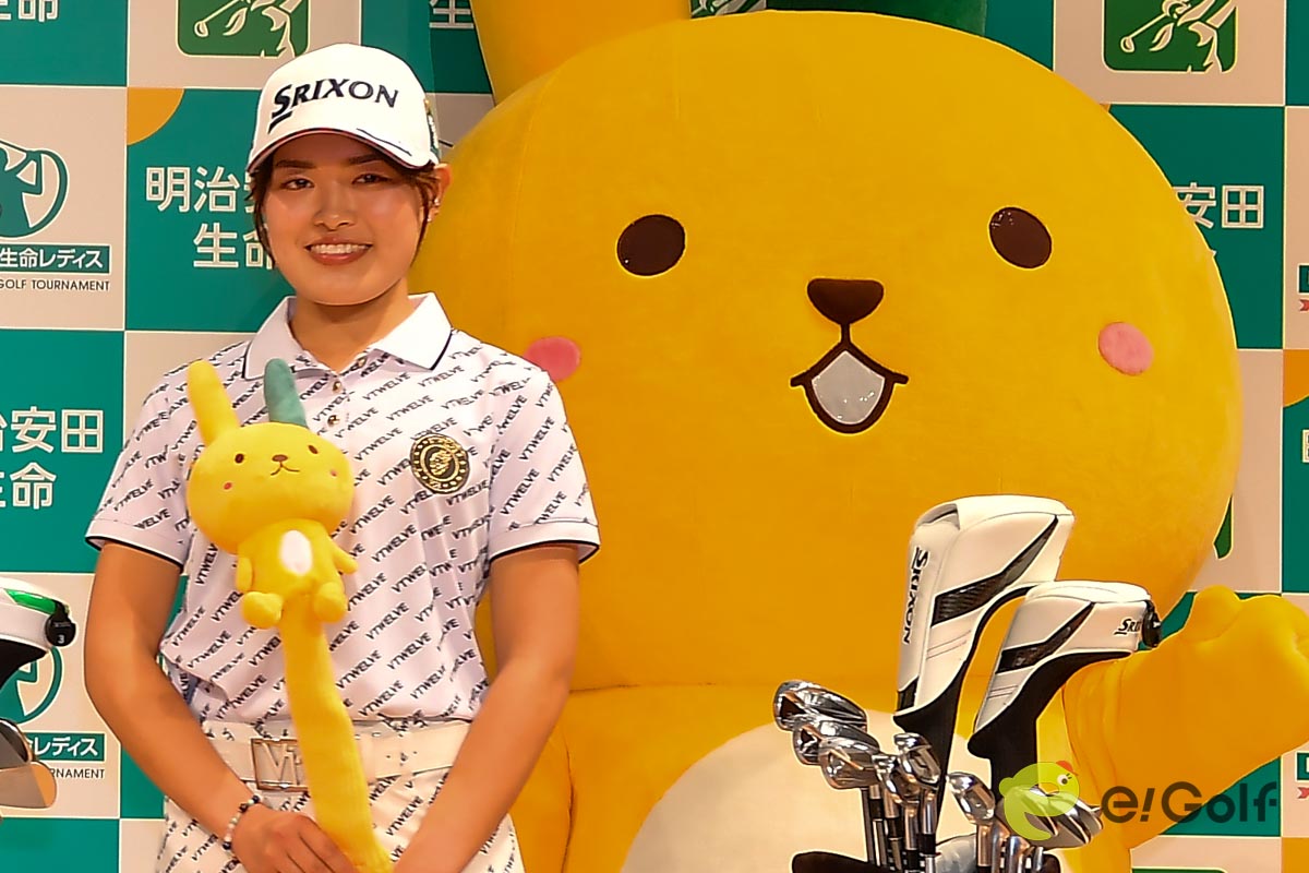 契約先の明治安田生命のキャラクターのヘッドカバーを手にする小倉彩愛　写真：山代厚男