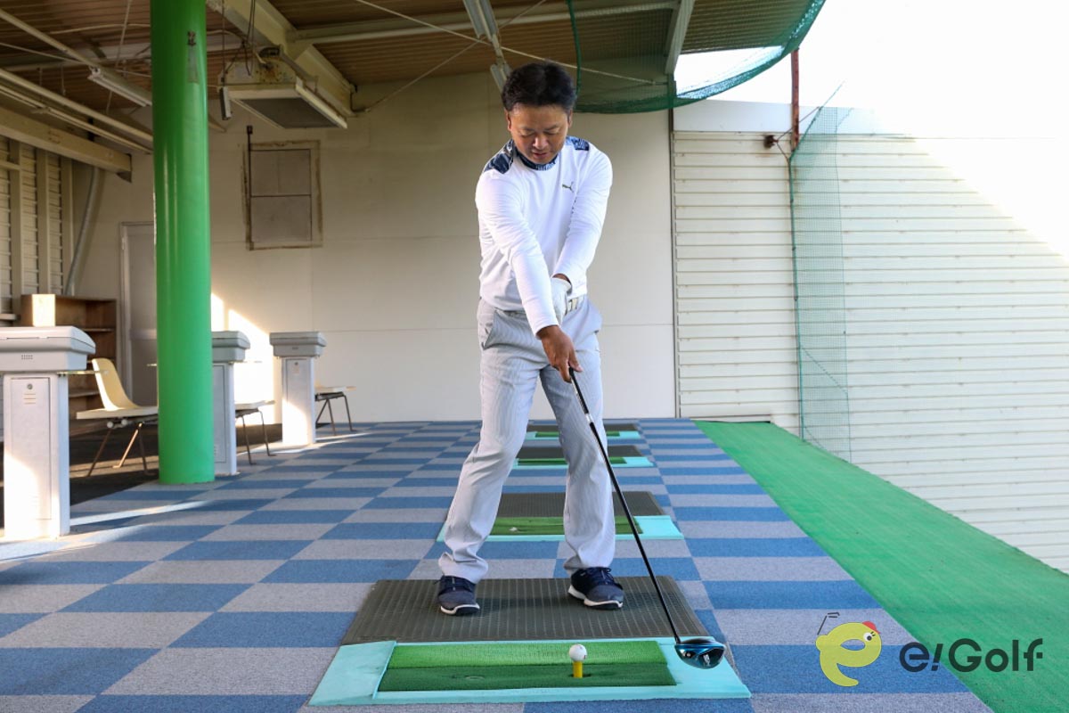 支点である左手が飛球線側に動くと、ヘッドが走らず、シャフトが十分にしならない。また、インパクトで右手が左手を追い越すと、フェースが返りすぎ、効率的にヘッドが走らない