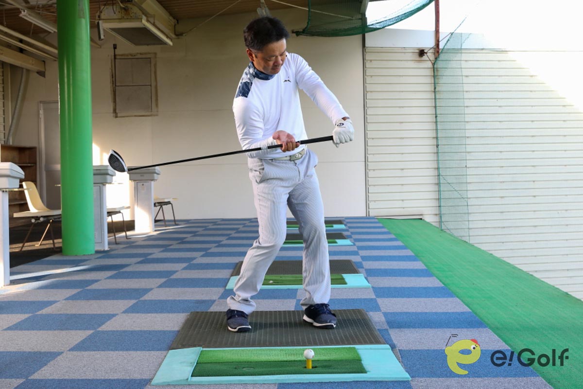 支点である左手が飛球線側に動くと、ヘッドが走らず、シャフトが十分にしならない。また、インパクトで右手が左手を追い越すと、フェースが返りすぎ、効率的にヘッドが走らない