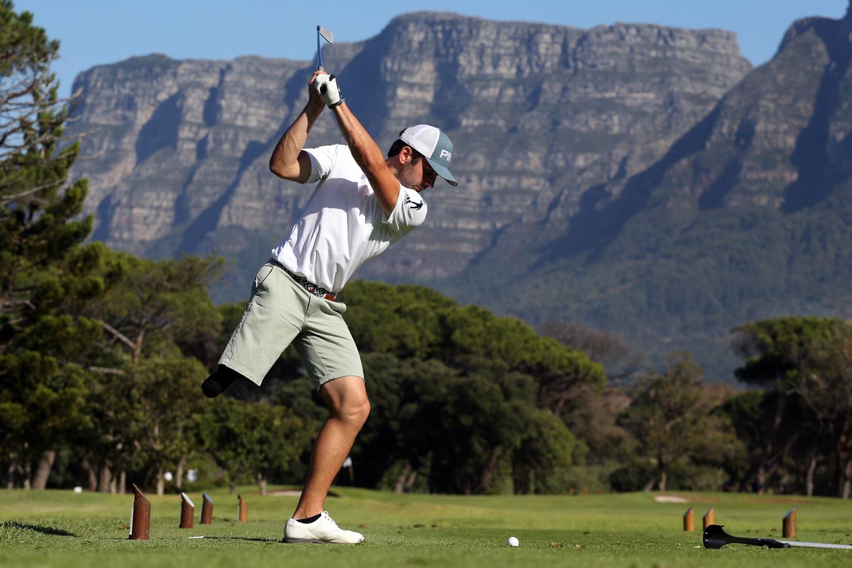 障がい者ゴルフのトップ選手、ファン・ポスティゴ・アルセ（スペイン）のスイング。片足で立っているとは思えない美しいトップだ　写真：GettyImages