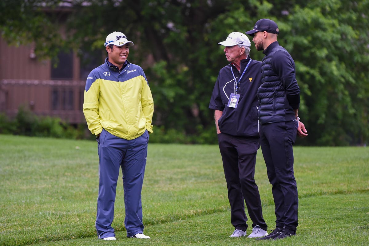 2021年ザ・メモリアルのプロアマ戦でステフィン・カリーとラウンドした松山英樹　写真：Getty Images