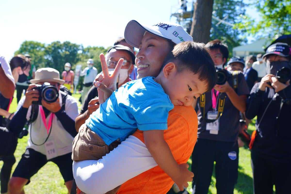 国内女子プロゴルフで“子連れ参戦”が珍しくない日は来る？ 若林舞衣子の14年ぶりママさん優勝から考える