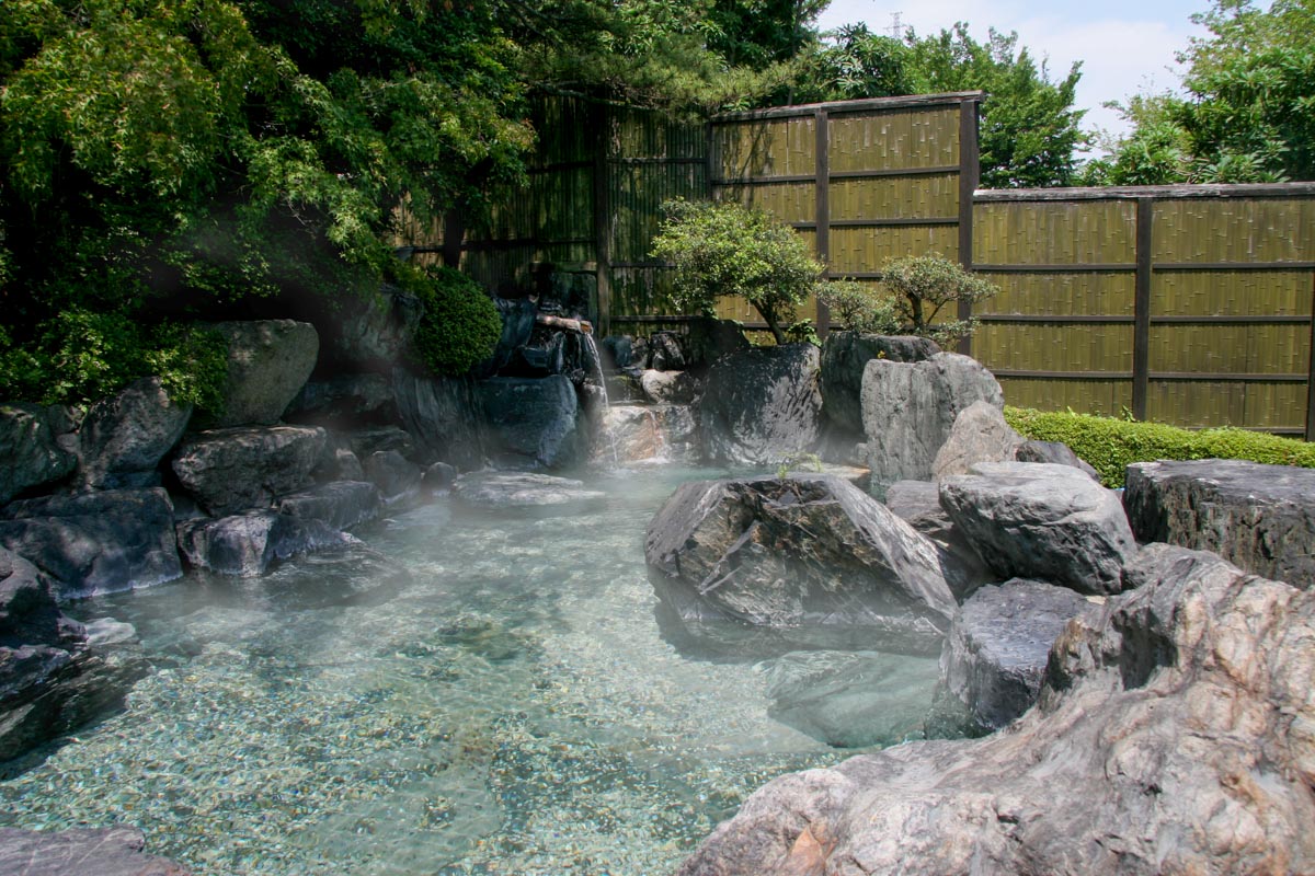 ロペCの男性露天風呂。お湯は、敷地内から湧出する天然温泉。写真:ゴルフ場提供