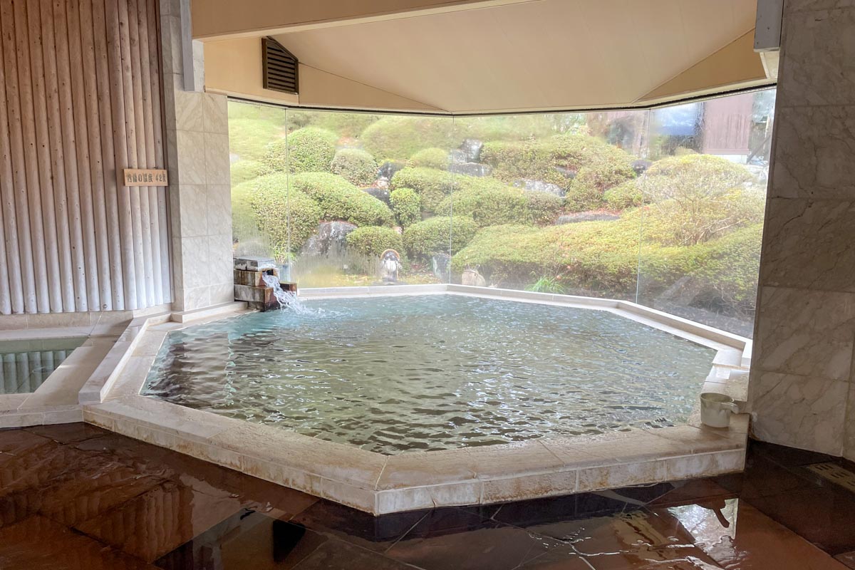 露天風呂とはまた趣の違う、ロペCの内風呂。写真:ゴルフ場提供