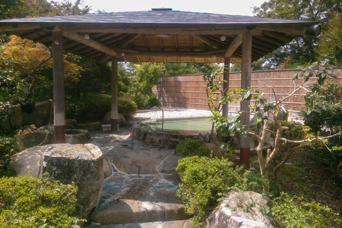 風情ある喜連川CCの露天風呂。“天然の美容液”といわれる天然温泉が、敷地内から湧き出ている。写真提供:アコーディア・ゴルフ