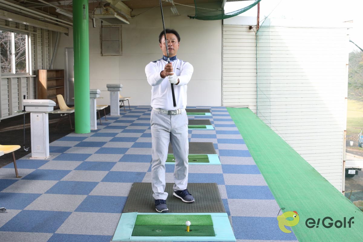 ヘッドを上に向け、ドライバーを短く握る。手首をひねってヘッドを下に向けたら、左手首を掌屈。グリップと左前腕を密着させる