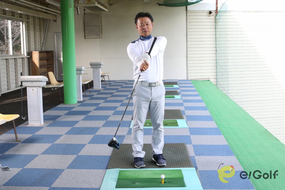 ヘッドを上に向け、ドライバーを短く握る。手首をひねってヘッドを下に向けたら、左手首を掌屈。グリップと左前腕を密着させる