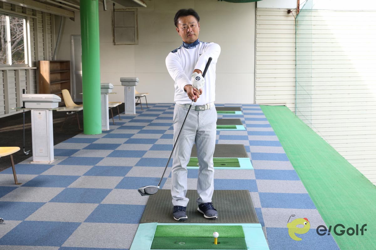 ヘッドを上に向け、ドライバーを短く握る。手首をひねってヘッドを下に向けたら、左手首を掌屈。グリップと左前腕を密着させる