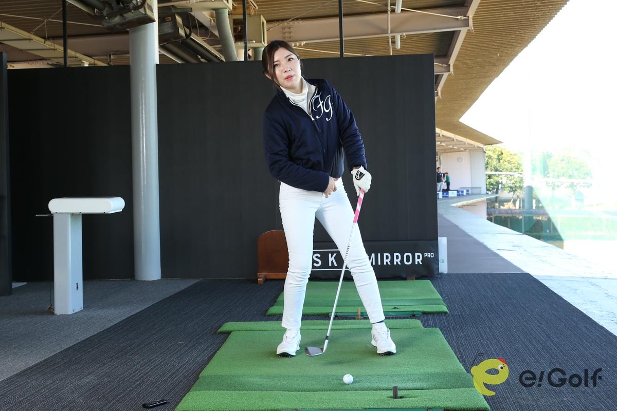 バックスイングで体重が右足に乗り過ぎると、ダウンスイングではボールの手前を叩きやすい