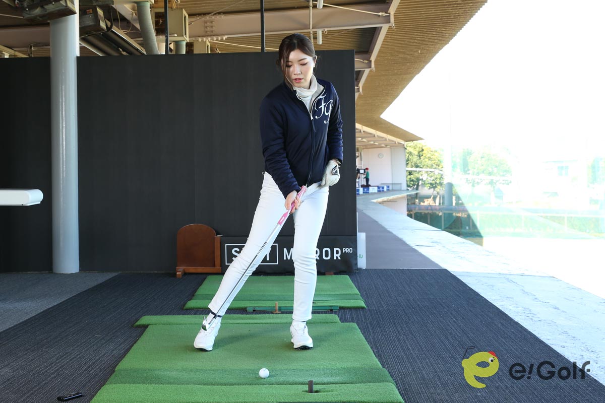 バックスイングで右にスエーすると、ダウンスイング以降で左に体重を乗せ過ぎて、クラブをボールの手前に鋭角に下ろしやすい