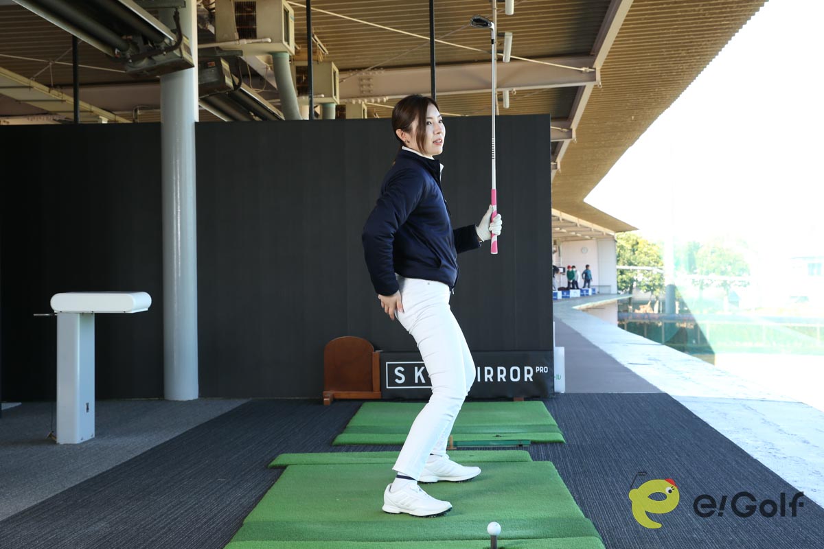 股関節を使えているか分かりにくい人は、骨盤を上に向けてから腰を落とそう