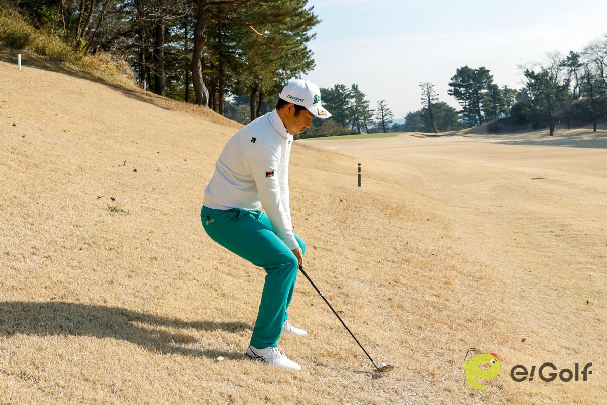 お尻を落として構えるのはNG。アドレスでは安定感があるが、スイングを始めた途端、バランスが崩れてしまう