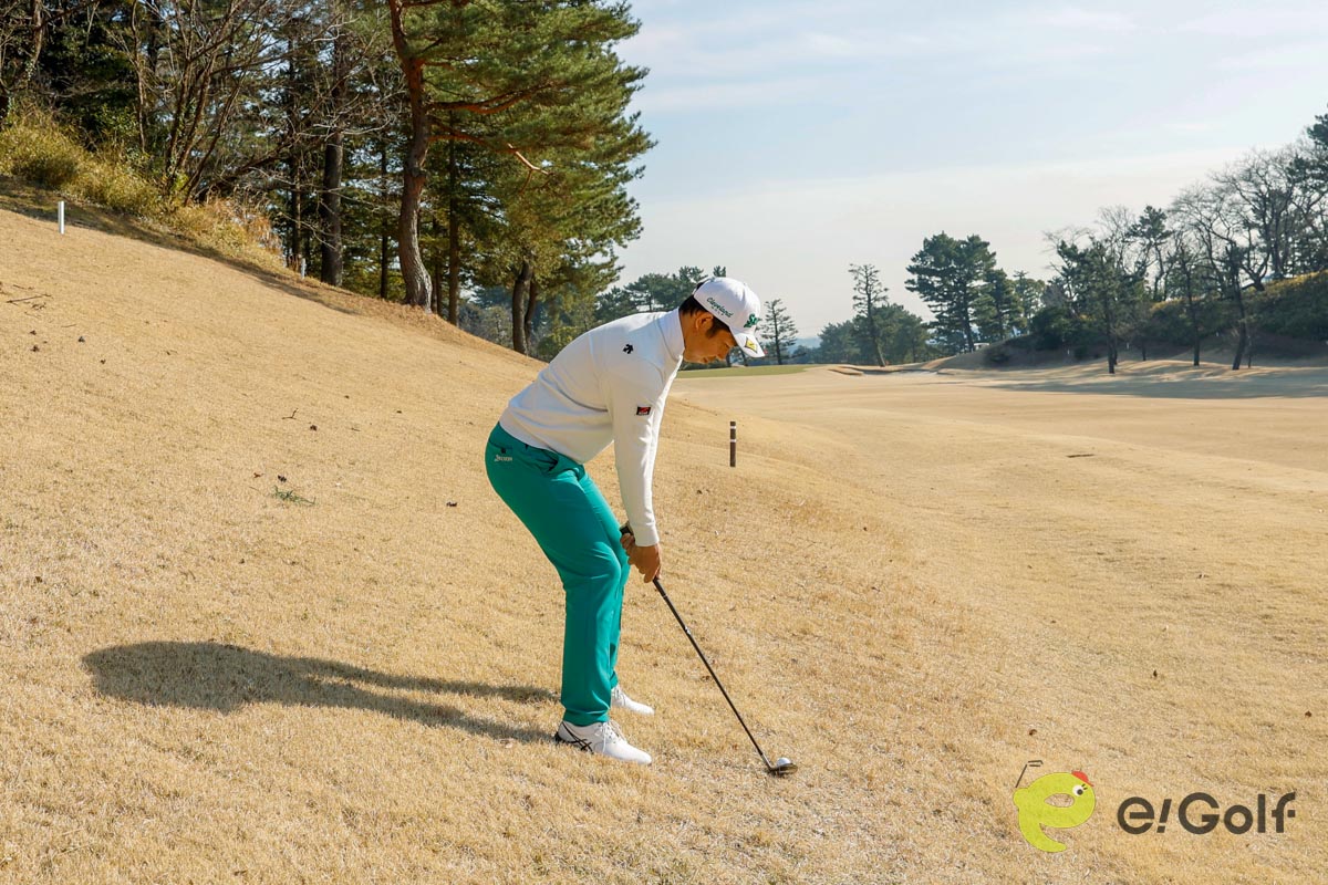 お尻の高さをキープして、ヒザを曲げてアドレス。バックスイングは飛球線後方に向けてヘッドを動かし、アップライトにクラブを上げていく