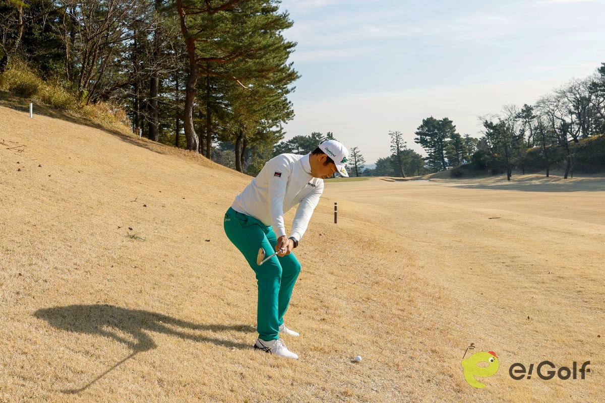 お尻の高さをキープして、ヒザを曲げてアドレス。バックスイングは飛球線後方に向けてヘッドを動かし、アップライトにクラブを上げていく