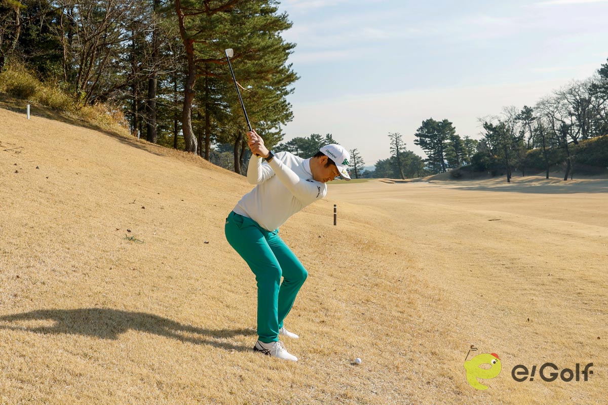 お尻の高さをキープして、ヒザを曲げてアドレス。バックスイングは飛球線後方に向けてヘッドを動かし、アップライトにクラブを上げていく