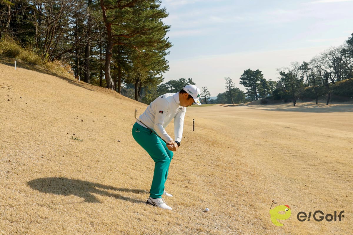 お尻の高さをキープして、ヒザを曲げてアドレス。バックスイングは飛球線後方に向けてヘッドを動かし、アップライトにクラブを上げていく