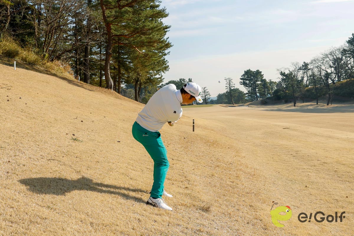 お尻の高さをキープして、ヒザを曲げてアドレス。バックスイングは飛球線後方に向けてヘッドを動かし、アップライトにクラブを上げていく