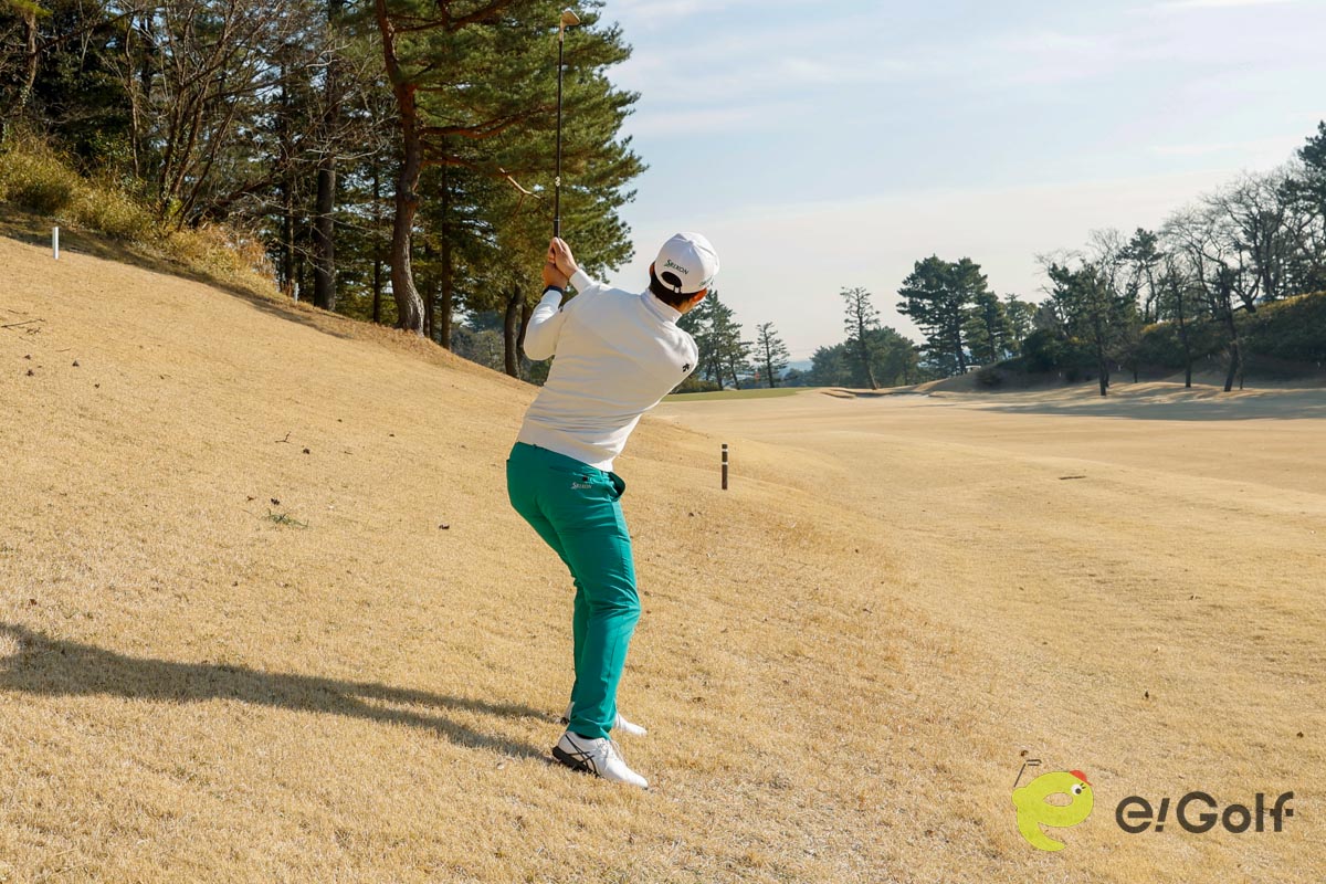 お尻の高さをキープして、ヒザを曲げてアドレス。バックスイングは飛球線後方に向けてヘッドを動かし、アップライトにクラブを上げていく