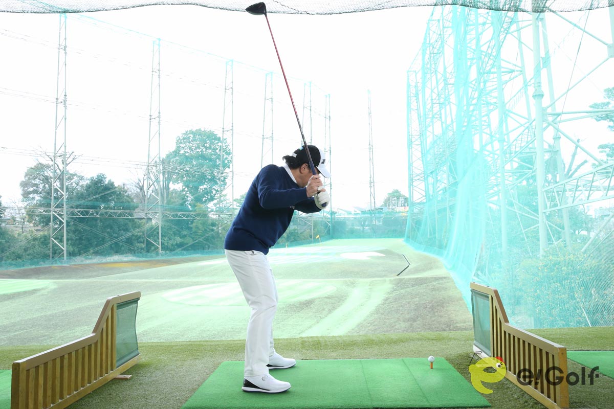 右肩よりも高い位置からクラブを下ろし始めるとアウトサイドから下りてしまう