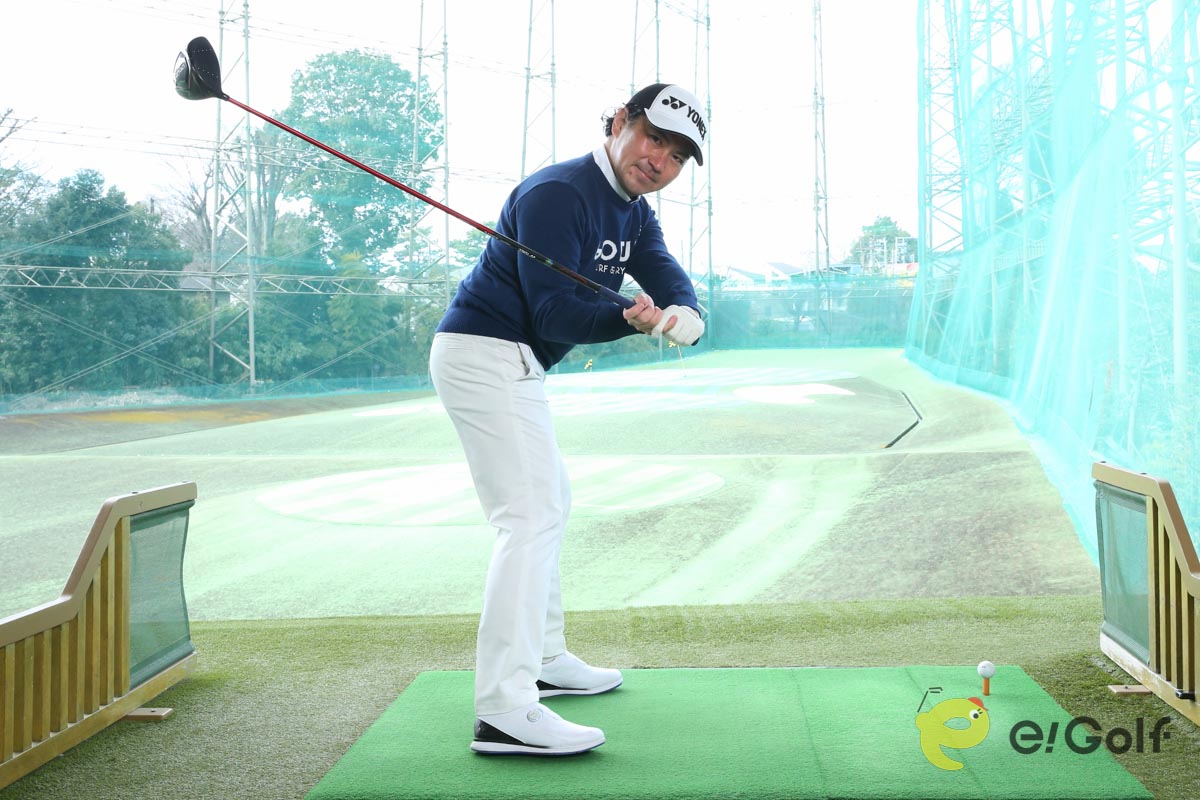 右肩よりも低い位置からクラブを下ろし始めるとインサイドから下ろしやすい