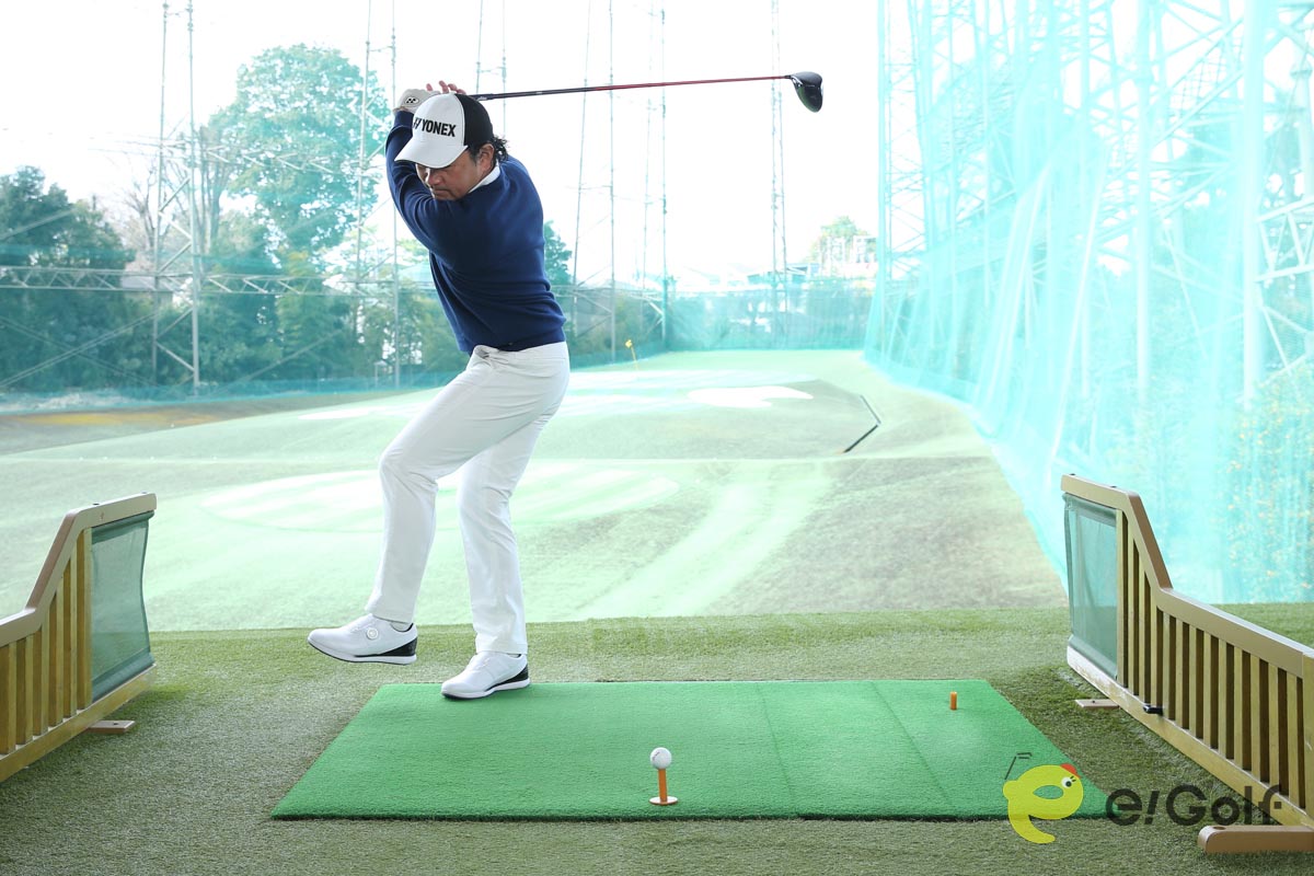 1本足打法の素振りなら、ヘッドが最後に下りてくる