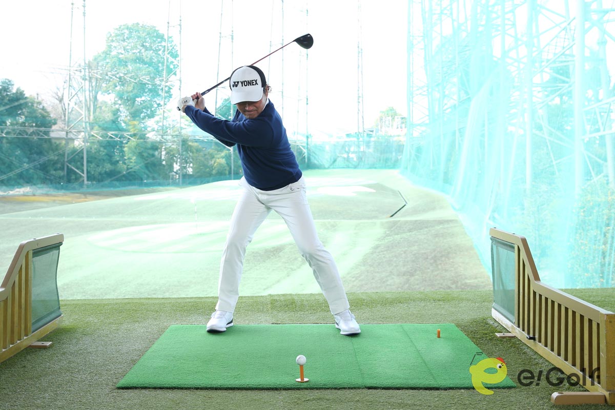 1本足打法の素振りなら、ヘッドが最後に下りてくる